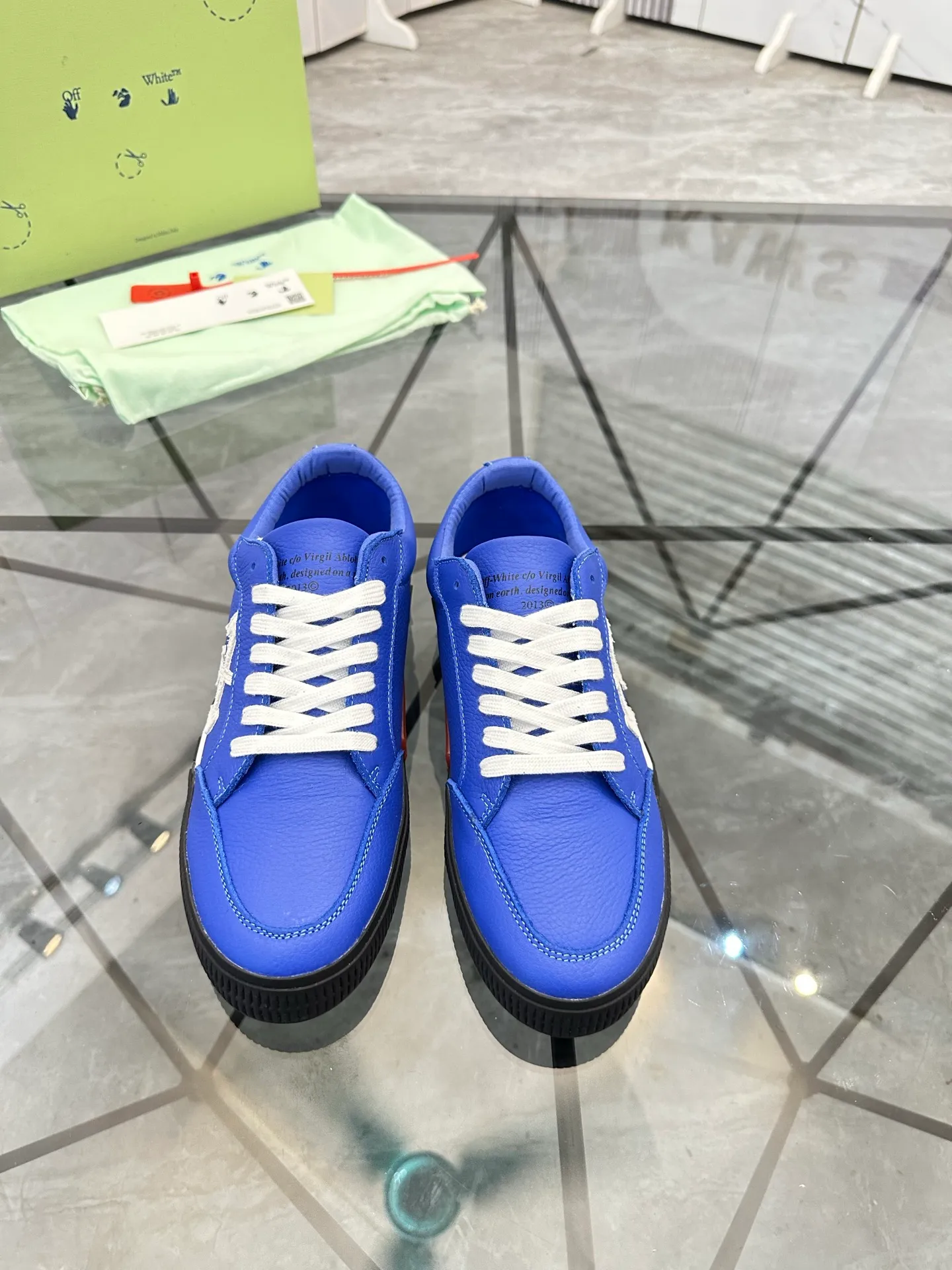 Selling men's shoes 💰: 💰P440¥ Product trademark: OFF WHITE *"OFF WHITE*" low-top casual shoes Regular size: 35-45 (can be customized to 46) Couple style Product material: imported cowhide upper, breathable lining, original outsole. No.: H203